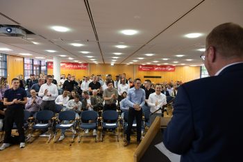 Kreishandwerksmeister Thomas Rendenbach spricht die Lehrlinge frei und erhebt sie in den Gesellenstand. Bild: Tameer Gunnar Eden/Eifeler Presse Agentur/epa