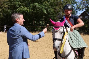 Miriam Nasheuer auf „Pumuckl“ vom RV Ponyhof Flamersheim konnte sich den Kreismeistertitel bei den Junioren sichern. Bild: Michael Thalken/Eifeler Presse Agentur/epa