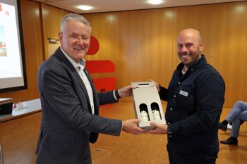 Für den informativen Vortrag erhielt Patrick Göktug-Stiller (rechts) von Joachim Waasem ein kleines Präsent. Bild: Michael Thalken/Eifeler Presse Agentur/epa