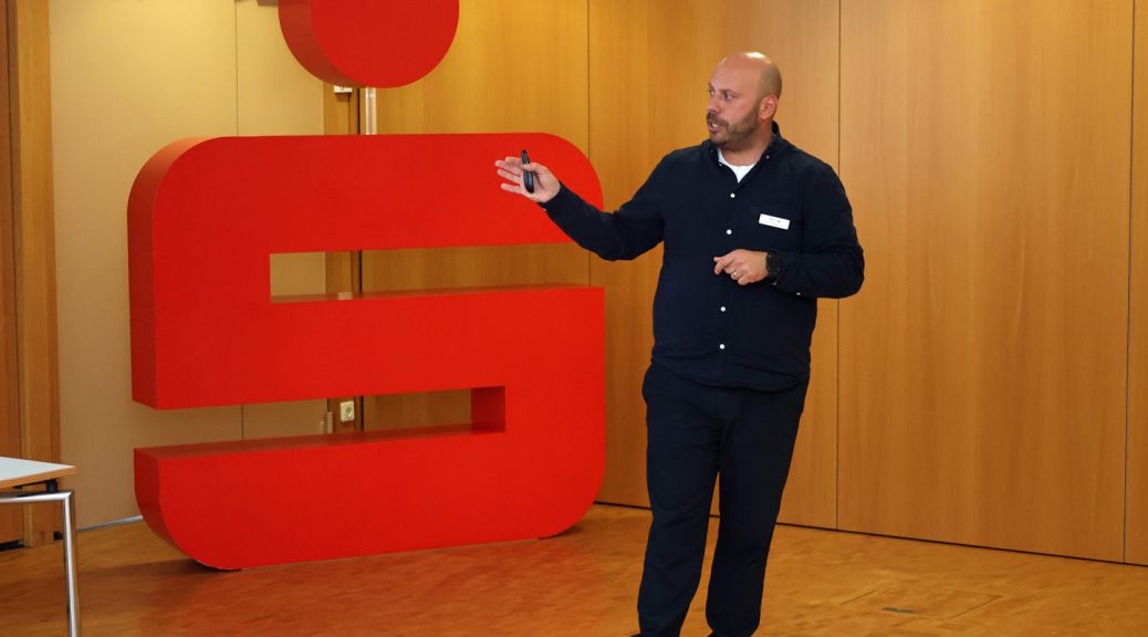 Patrick Göktug-Stiller erklärt in Euskirchen, wie man beim Sanieren der eigenen Immobilie am besten vorgeht und welche Zuschüsse man beantragen kann. Bild: Michael Thalken/Eifeler Presse Agentur/epa
