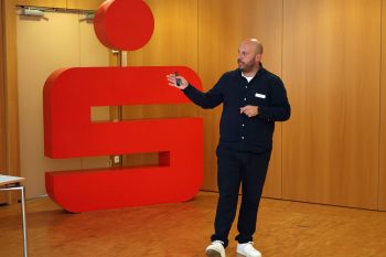 Patrick Göktug-Stiller informierte über die Leistungen und Angebote der ProEco, die eine angestrebte Immobiliensanierung deutlich erleichtern können. Bild: Michael Thalken/Eifeler Presse Agentur/epa