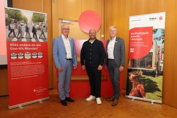 Sorgten für einen informativen Abend rund um das Thema Immobiliensanierung: KSK-Vorstand Holger Glück (v.l.), ProEco-Referent Patrick Göktug-Stiller und der Leiter des S-ImmobilienCenters Joachim Waasem. Bild: Michael Thalken/Eifeler Presse Agentur/epa