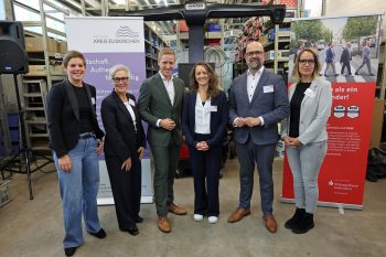 Freuten sich über ein gelungenes Unternehmerfrühstück: Alina Kramer (v.l.), Iris Poth und Landrat Markus Ramers vom Kreis Euskirchen sowie Alexandra Bennau (v.r.) und Rainer Santema von der KSK Euskirchen. In der Mitte: Gastgeberin Julia Kloska-Knapp. Bild: Michael Thalken/Eifeler Presse Agentur/epa