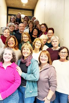 Gute Stimmung beim Probenwochenende: Chorleiter Uli Schneider mit dem Frauenpopchor SoundAround der Musikschule Euskirchen in der Jugendherberge Gemünd Vogelsang. Foto: Rita Witt