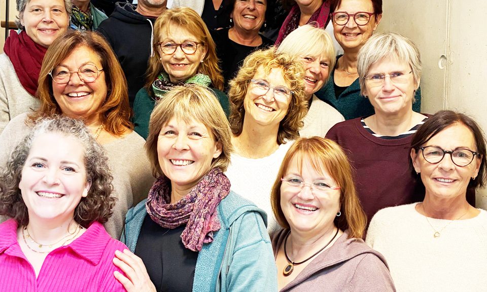 Gute Stimmung beim Probenwochenende: Chorleiter Uli Schneider mit dem Frauenpopchor SoundAround der Musikschule Euskirchen in der Jugendherberge Gemünd Vogelsang. Foto: Rita Witt