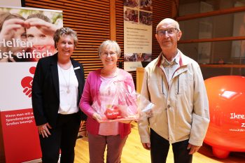 Marlies Wingartz vom Kapellenverein Ettelscheid benötigt die Spende für den Erhalt der Kapelle im Dorf. Bild: Michael Thalken/Eifeler Presse Agentur/epa