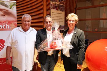 Präsident Hans-Josef Schneider (l.) und sein Vize Peter Schumacher von der Euskirchener Narrenzunft benötigen das Geld für die Anschaffung von Utensilien, die die Flut hinweggeschwemmt hat. Rechts im Bild: Iris Esselborn. Bild: Michael Thalken/Eifeler Presse Agentur/epa