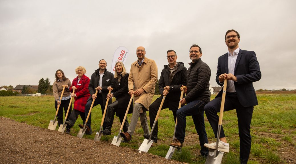 F&S-Geschäftsführer Thorsten Volkmann (v.r.), Ortsvorsteher Daniel Ullmann-Märkl, Strabag-Bereichsleiter Peter Frohn, Bürgermeister Dr. Timo Czech, Hildegard Schwarz (Leiterin F&S-Vertrieb), F&S-Geschäftsführer Jan Radermacher, Julia Hüllbrock (Landschaftsarchitektin und Projektleiterin bei F&S) sowie Rebecca Hirschmann (Vertrieb und Kundenservice bei F&S) beim Spatenstich zum neuen Wohngebiet „An den Feldgärten“ in Nörvenich. Bild: Tameer Gunnar Eden/Eifeler Presse Agentur/epa