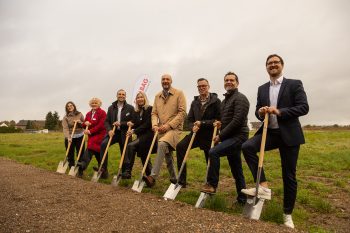 F&S-Geschäftsführer Thorsten Volkmann (v.r.), Ortsvorsteher Daniel Ullmann-Märkl, Strabag-Bereichsleiter Peter Frohn, Bürgermeister Dr. Timo Czech, Hildegard Schwarz (Leiterin F&S-Vertrieb), F&S-Geschäftsführer Jan Radermacher, Julia Hüllbrock (Landschaftsarchitektin und Projektleiterin bei F&S) sowie Rebecca Hirschmann (Vertrieb und Kundenservice bei F&S) beim Spatenstich zum neuen Wohngebiet „An den Feldgärten“ in Nörvenich. Bild: Tameer Gunnar Eden/Eifeler Presse Agentur/epa