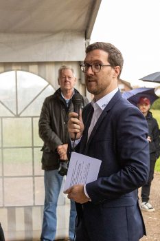 F&S-Geschäftsführer Thorsten Volkmann lobte die gute Zusammenarbeit mit Bürgermeister Dr. Timo Czech, der Nörvenicher Verwaltung und den Gemeindepolitikern. Gemeinsam habe man zum Gelingen des Projektes beigetragen. Bild: Tameer Gunnar Eden/Eifeler Presse Agentur/epa