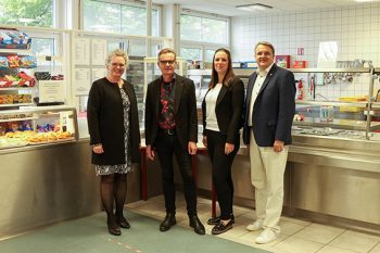 Gesundes Essen mit moderner Zahlmethode ist Anne Horst (v.l.), Bürgermeisterin Weilerswist, Stephan Steinhoff, Leiter Gesamtschule Weilerswist, Bianca Vogel, Projektmanagerin, und Udo Becker, Vorstandsvorsitzender der KSK, wichtig. Bild: Tameer Gunnar Eden/Eifeler Presse Agentur/epa