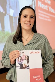 KSK-Spielleiterin Bianca Vogel lädt zur nächsten Runde für das Planspiel Börse ein. Bild: Sven Stampe/KSK