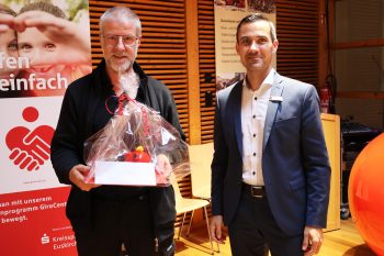 Andreas Lippertz vom Lebenshof Auenland steckt die Zuwendung in einen neuen Schweinestall. Bild: Michael Thalken/Eifeler Presse Agentur/epa