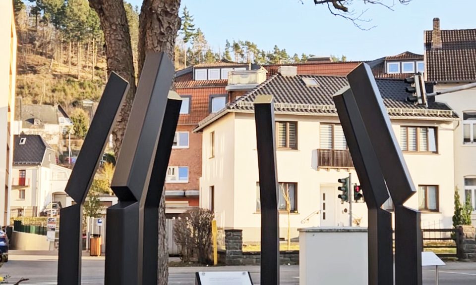 Nach einem kurzen Gedenken am neuen Mahnmal in Schleiden wird die Ausstellung in der Stadtbibliothek eröffnet. Bild: Michael Thalken/Eifeler Presse Agentur/epa