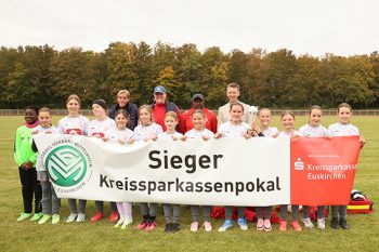 KSK-Pressesprecher Marius Linden (hinten rechts) lobte die Unterstützung und tolle Entwicklung des Mädchenfußballs im Kreis Euskirchen, wie hier die siegreichen D-Juniorinnen des TuS Chlodwig Zülpich. Bild: Tameer Gunnar Eden/Eifeler Presse Agentur/epa
