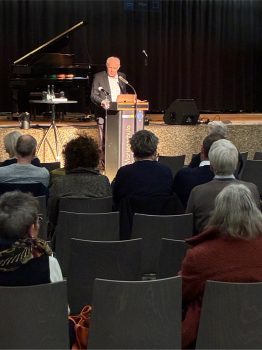 Dr. Wolfgang Köhler, Jugendmediziner und Präsident des Rotary Clubs Euskirchen, begrüßte die Gäste und bedankte sich für die Gastfreundschaft bei den Schülerinnen und Schülern der Marienschule Euskirchen, insbesondere für die technische und kulinarische Unterstützung. Foto: Rita Witt