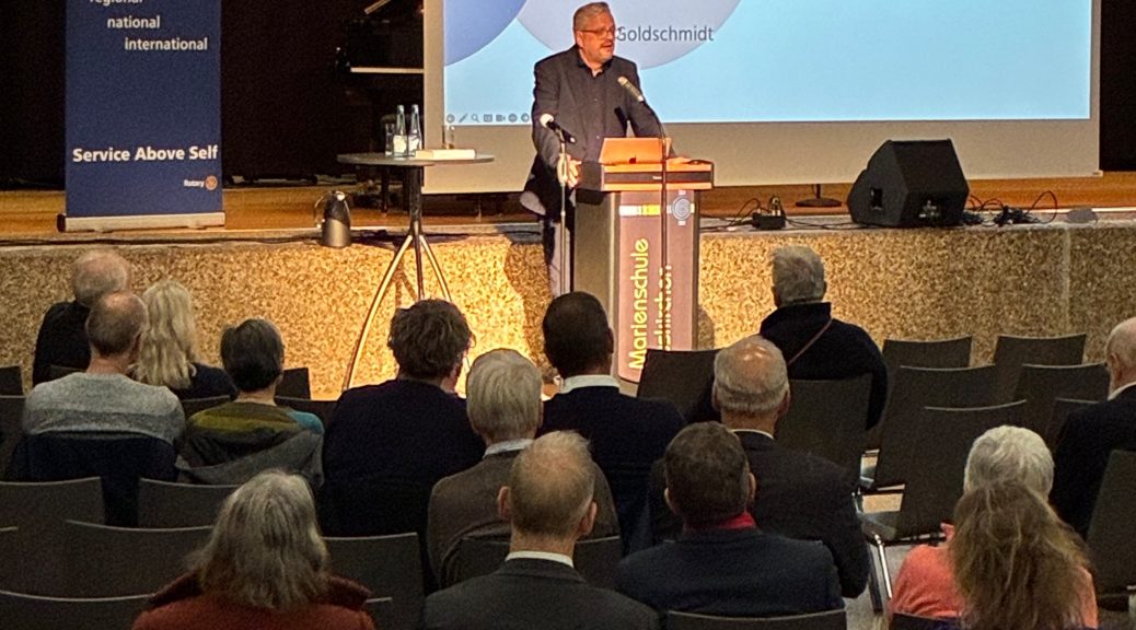 Prof. Dr. Nils Goldschmidt, Mitglied im Deutschen Ethikrat und seit Februar 2025 Direktor des Weltethos-Instituts überzeugte mit seinem wissenschaftlich fundierten Vortrag und seiner interaktiven lockeren Vortragsweise. Foto: Rita Witt