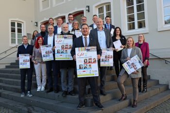 Dr. Johannes Zierden (Mitte) stellte im Beisein der zahlreichen Unterstützerinnen und Unterstützer das Programm des Eifel Literatur Festivals für 2026 vor. Bild: Michael Thalken/Eifeler Presse Agentur/epa