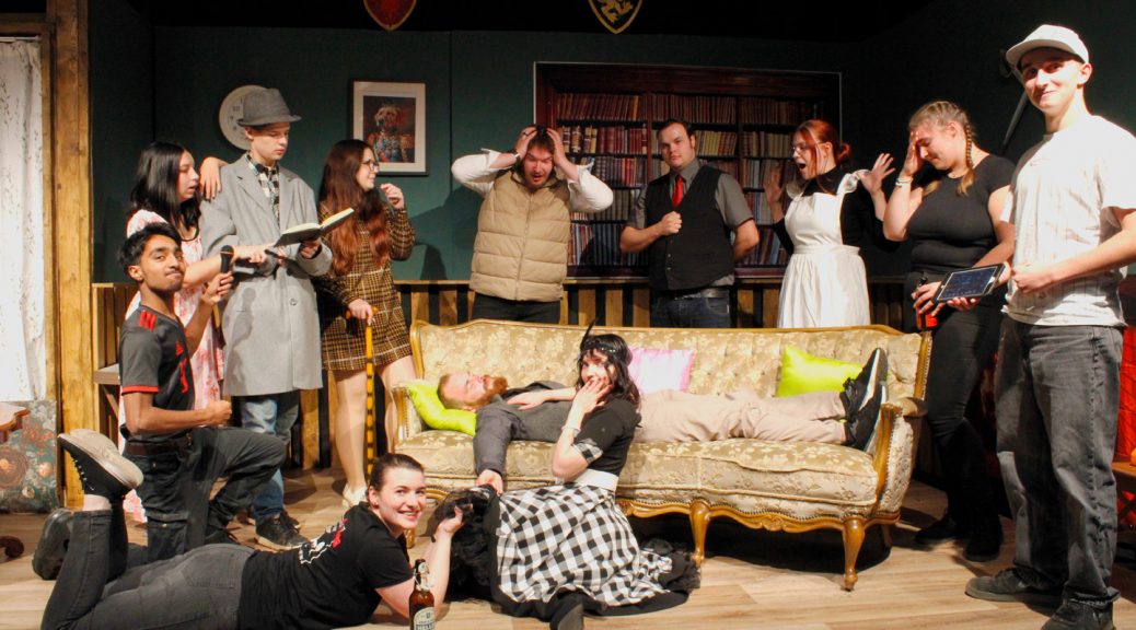 Die Theatergruppe "Was für ein Theater", die aus ehemaligen Schülerinnen und Schülern der Städtischen Realschule Schleiden besteht, hat ein eigenes Stück geschrieben. Bild: Michael Blum