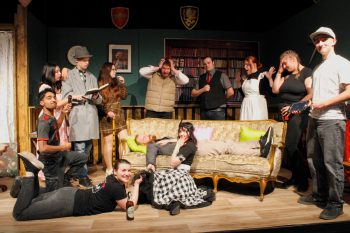 Die Theatergruppe "Was für ein Theater", die aus ehemaligen Schülerinnen und Schülern der Städtischen Realschule Schleiden besteht, hat ein eigenes Stück geschrieben. Bild: Michael Blum