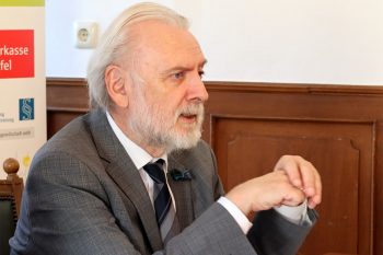 Kultur-Staatssekretär Prof. Dr. Jürgen Hardeck erinnerte an die Anfänge des Literaturfestivals. Bild: Michael Thalken/Eifeler Presse Agentur/epa