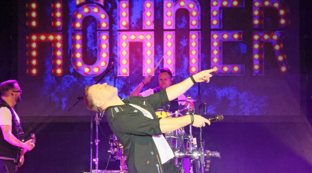 Leadsänger Patrick Lück überzeugte mit vollem Körpereinsatz. Bild: Michael Thalken/Eifeler Presse Agentur/epa Bild: Michael Thalken/Eifeler Presse Agentur/epa