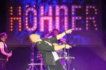 Leadsänger Patrick Lück überzeugte mit vollem Körpereinsatz. Bild: Michael Thalken/Eifeler Presse Agentur/epa Bild: Michael Thalken/Eifeler Presse Agentur/epa