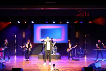 Lead-Sänger Patrick Lück und seine „Höhner“ brachten das Publikum sehr rasch zum Mitsingen und Mittanzen. Bild: Michael Thalken/Eifeler Presse Agentur/epa