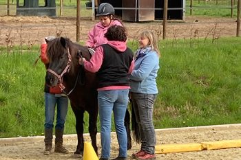 Besondere Schulstunden auf dem Therapiehof „Riedlingstiere“ gibt es durch das Projekt „PferdeStärken“. Foto: Rita Witt