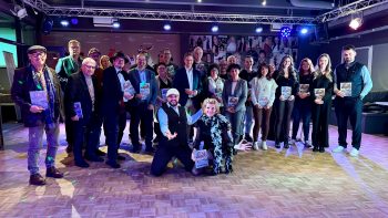 Zur Vorstellung des neuen Kreis-Jahrbuches 2026 trafen sichAutorinnen und Autoren in der Euskirchener Tanzschule Schumacher. Foto: W. Andres / Kreis Euskirchen