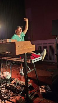 Einen scheinbar unerschöpflichen Vorrat an Energie und Spielfreunde setzt Organist Joonas Lorenz bei den Reggae-Shows von „Marley`s Ghost“ ein. Bild: Tameer Gunnar Eden/Eifeler Presse Agentur/epa