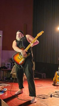Ausdrucksstark in Spiel und Zwischenmoderationen: Matt Sonnicksen weiß mit seinem bluesigen Gitarrenspiel zu begeistern. Bild: Tameer Gunnar Eden/Eifeler Presse Agentur/epa