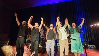 Nach mehr als zwei Stunden ausgelassener und friedvoller Reggae-Party von „Marley`s Ghost“ blieb die Frage, wer mehr Spaß hatte – das begeisterte Publikum oder die energetischen Musikerpersönlichkeiten. Bild: Tameer Gunnar Eden/Eifeler Presse Agentur/epa