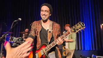 Die Stars von „Marley`s Ghost“ wie hier Sebastian Sturm sind selbst auf der Bühne hautnah für die Fans da und mischen sich auch nach der Show für Gespräche und Autogramme unter das Publikum. Bild: Tameer Gunnar Eden/Eifeler Presse Agentur/epa