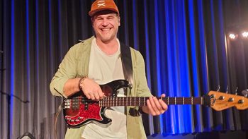 Der „Oeskerchener Jong“ und studierte Musiklehrer Christian Golz hatte im Alten Casino Euskirchen ein gefeiertes Heimspiel. Bild: Tameer Gunnar Eden/Eifeler Presse Agentur/epa