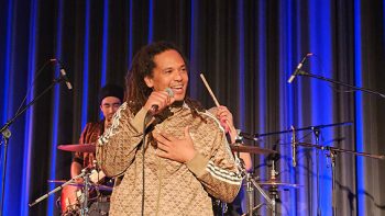 Ist bekennender Fan und regelmäßiger Gastmusiker von „Marley`s Ghost“ und bringt seine ganz eigene ebenso friedliche wie einladende Energie auf die Bühne: Frank Dellé. Bild: Tameer Gunnar Eden/Eifeler Presse Agentur/epa