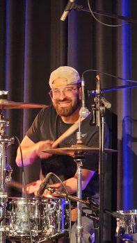 Der virtuose Drummer Jannis Lewe ist die verlässliche Rhythmus-Koryphäe bei „Marley`s Ghost“. Bild: Tameer Gunnar Eden/Eifeler Presse Agentur/epa