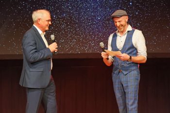 Verstanden sich offenbar prächtig auf der Bühne: Der KSK-Vorstandsvorsitzende Holger Glück (links) und Moderator Martin Schopps. Bild: Michael Thalken/Eifeler Presse Agentur/epa