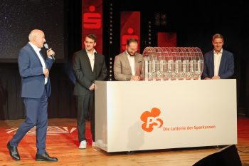 Unter den wachsamen Augen von Udo Langen (v.l), Glücksbote und KSK-Azubi Justus Schmitz, Fatih Türkoglu (RSGV) und Landrat Markus Ramers wurden die Losnummern gezogen. Bild: Michael Thalken/Eifeler Presse Agentur/epa