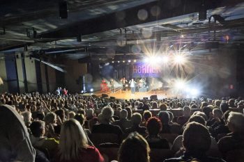 Im restlos ausverkauften Stadttheater herrschte Hochstimmung. Bild: Michael Thalken/Eifeler Presse Agentur/epa