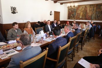 Großer Andrang herrschte einmal mehr auf der 17. Pressekonferenz des Eifel Literatur Festivals. Bild: Michael Thalken/Eifeler Presse Agentur/epa