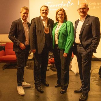 Landrat Markus Ramers (v.l.) verabschiedete Udo Becker als Vorstandsvorsitzenden der KSK gemeinsam mit Saskia Lagemann, Geschäftsführerin Rheinischer Sparkassen- und Giroverband, und dem neuen Vorstandsvorsitzendem Holger Glück. Bild: Tameer Gunnar Eden/Eifeler Presse Agentur/epa