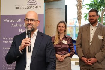 Rainer Santema, Leiter S-Firmenkundencenter, betonte, dass die Therme einen entscheidenden Beitrag zur wirtschaftlichen Stabilität des Kreises Euskirchen liefere. Bild: Michael Thalken/Eifeler Presse Agentur/epa