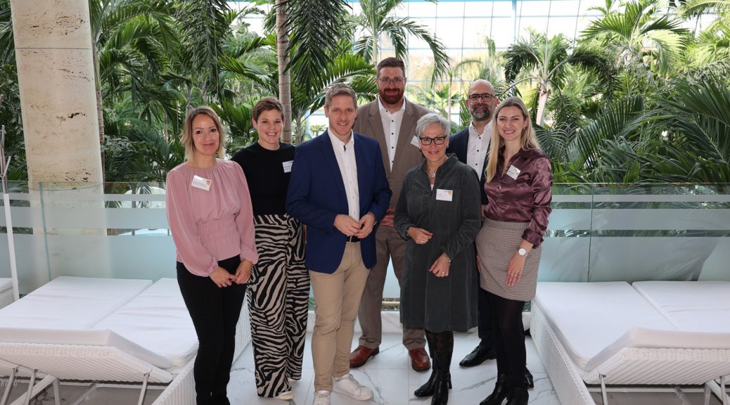 Freuten sich über ein gelungenes Unternehmerfrühstück im tropischen Ambiente (v.l.): Alexandra Bennau (KSK), Alina Kramer (Kreis Euskirchen), Landrat Markus Ramers, Sven Berndt (Therme), Iris Poth (Kreis Euskirchen), Rainer Santema (KSK) und Melinda Atzori (Therme). Bild: Michael Thalken/Eifeler Presse Agentur/epa