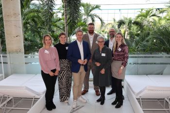 Freuten sich über ein gelungenes Unternehmerfrühstück im tropischen Ambiente (v.l.): Alexandra Bennau (KSK), Alina Kramer (Kreis Euskirchen), Landrat Markus Ramers, Sven Berndt (Therme), Iris Poth (Kreis Euskirchen), Rainer Santema (KSK) und Melinda Atzori (Therme). Bild: Michael Thalken/Eifeler Presse Agentur/epa