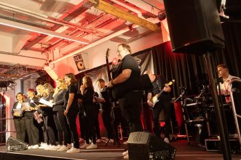 Unter der Leitung von Benedikt Elz (r.) gab die „KSK-BENd“ ihrem scheidenden Chef einen letzten musikalischen Gruß mit auf den Weg. Bild: Tameer Gunnar Eden/Eifeler Presse Agentur/epa