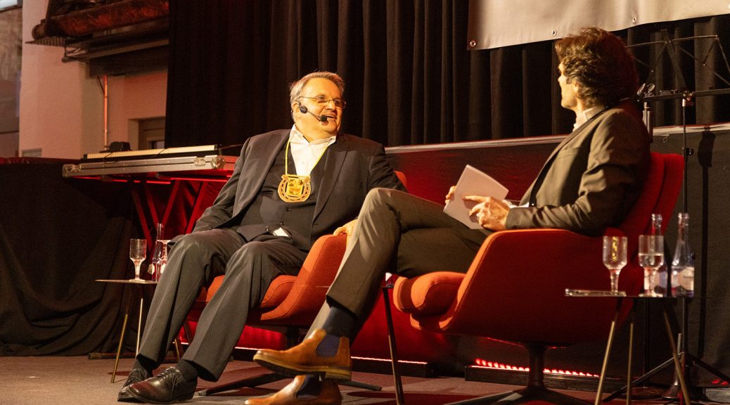 In lockeren Interviews glänzte Udo Becker (v.l.) mit seiner Schlagfertigkeit, so dass Moderator Sebastian Tittelbach schon scherzhaft um seinen Job fürchtete. Bild: Tameer Gunnar Eden/Eifeler Presse Agentur/epa