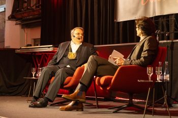 In lockeren Interviews glänzte Udo Becker (v.l.) mit seiner Schlagfertigkeit, so dass Moderator Sebastian Tittelbach schon scherzhaft um seinen Job fürchtete. Bild: Tameer Gunnar Eden/Eifeler Presse Agentur/epa