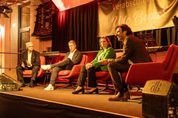 Voll des Lobes und mit reichlich Anekdoten versehen berichteten Holger Glück (v.l.), Vorstandsvorsitzender KSK, Landrat Markus Ramers und Saskia Lagemann, Geschäftsführerin Rheinischer Sparkassen- und Giroverband, dem Moderator Sebastian Tittelbach ihre Erlebnisse mit dem scheidenden Udo Becker. Bild: Tameer Gunnar Eden/Eifeler Presse Agentur/epa