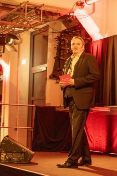 „Machen ist wie wollen, nur krasser“ – mit diesem Motto hat Udo Becker 15 Jahre lang die Kreissparkasse Euskirchen erfolgreich geleitet. Bild: Tameer Gunnar Eden/Eifeler Presse Agentur/epa